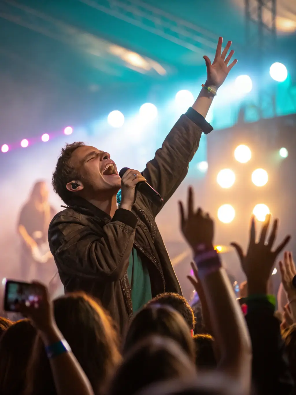 A dynamic image capturing a live performance by Isa Pech at a FAN CLUB ISA PECH-sponsored event, showcasing her interacting with an enthusiastic audience in a lively concert setting.